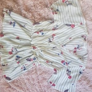 Pretty white, loose-fitting shirt